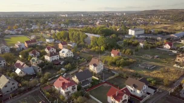 Vedere Aeriană Unei Case Private Rezidențiale Panouri Solare Acoperiș Turbină — Videoclip de stoc