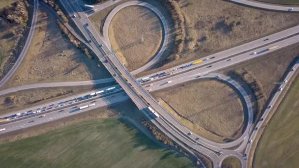 Hareket Halindeki Trafik Arabalarıyla Otoyol Kesişiminin Yukarıdan Aşağı Hava Görüntüsü — Stok video