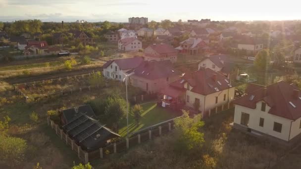 Vue Aérienne Une Maison Privée Résidentielle Avec Panneaux Solaires Sur — Video