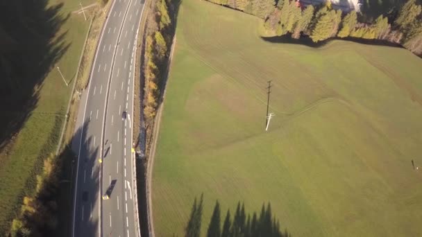 ヨーロッパで高速移動トラフィックと高速道路州間道路の空中ビュー — ストック動画
