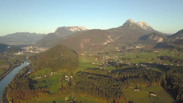 Vista Aérea Prados Verdes Con Pueblos Bosques Los Alpes Austriacos — Vídeo de stock