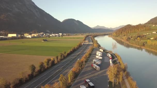 Widok Lotu Ptaka Autostrady Międzystanowej Szybkim Ruchem Pobliżu Dużej Rzeki — Wideo stockowe