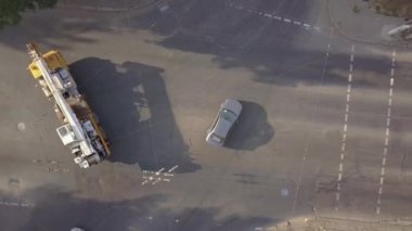Yoğun şehir caddesinin yoğun saatlerde trafik arabalarıyla yukarıdan aşağı görüntüsü.