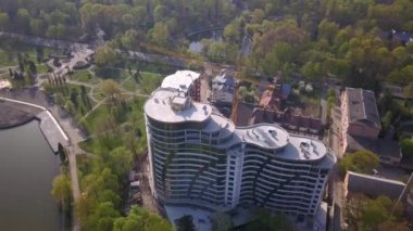 Yapım aşamasındaki apartmanın havadan görünümü.