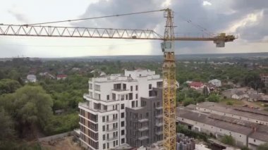Vinç kulesinin ve inşaat halindeki konut binasının havadan görüntüsü.