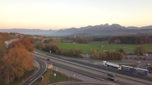Flygfoto Över Motorväg Interstate Väg Med Snabbrörlig Trafik Europa — Stockvideo