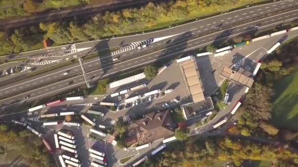 Vista Aérea Arriba Hacia Abajo Carretera Carretera Interestatal Con Tráfico — Vídeos de Stock