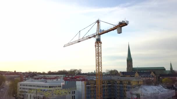 新しい住宅ビルウィントタワークレーンの建設現場の空中ビュー — ストック動画