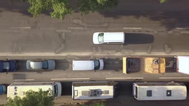 Bovenaanzicht Vanuit Lucht Drukke Stadsstraat Met Verkeerswagens Tijdens Spits — Stockvideo