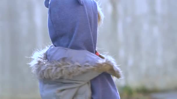 Portrait Enfant Heureuse Fille Vêtements Chauds Automne Extérieur — Video