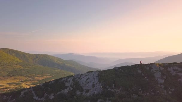 Turista Túrázó Hátizsákkal Kárpátok Hegyi Ösvényén Sétálva Férfi Turista Túrázás — Stock videók