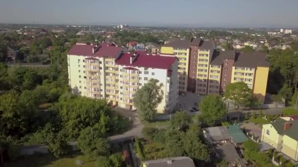 Légi Kilátás Többszintes Apartman Épület Zöld Lakóövezetben — Stock videók