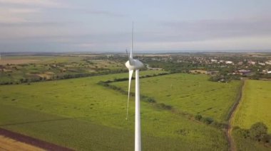 Rüzgar türbini jeneratörlerinin temiz ekolojik elektrik üreten hava görüntüsü.