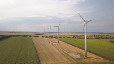 Rüzgar türbini jeneratörlerinin temiz ekolojik elektrik üreten hava görüntüsü.