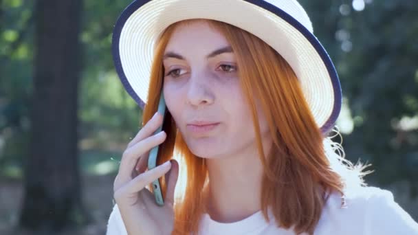 Гарненька Дівчина Підліток Рудим Волоссям Говорить Мобільному Телефоні Відкритому Повітрі — стокове відео