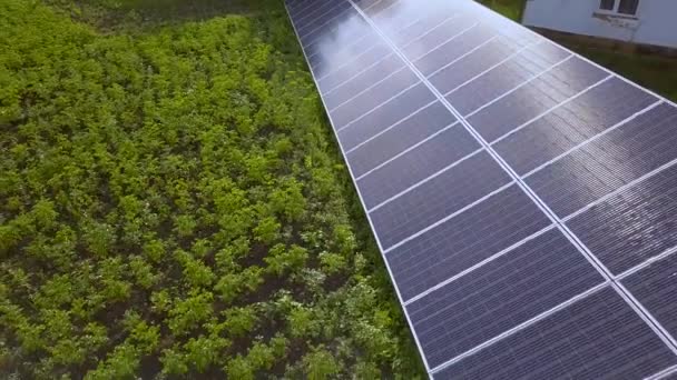 緑の草の上のクリーンエネルギーのための青い太陽電池パネル — ストック動画