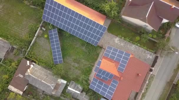 Vista Aérea Una Casa Privada Con Paneles Solares Azotea Sistema — Vídeos de Stock