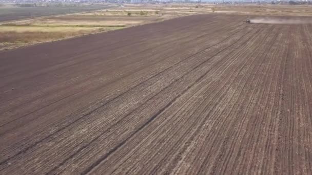 Bovenaanzicht Vanuit Lucht Groene Trekkerbouwgrond Het Zaaien Van Een Droog — Stockvideo