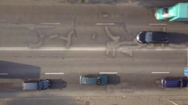 Yoğun şehir caddesinin yoğun saatlerde trafik arabalarıyla yukarıdan aşağı görüntüsü.