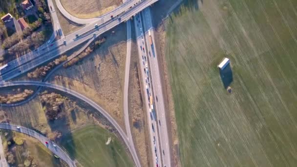 Πάνω Προς Κάτω Εναέρια Άποψη Της Διασταύρωσης Αυτοκινητόδρομο Την Κίνηση — Αρχείο Βίντεο