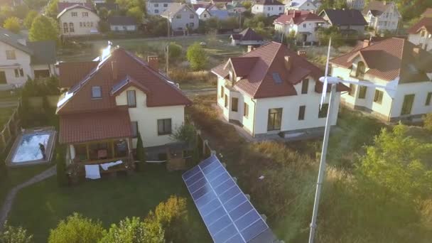 Luchtfoto Van Een Woonhuis Met Zonnepanelen Dak Windturbine — Stockvideo