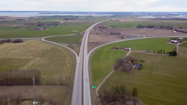 移動する交通車との高速道路の交差点の空中ビューのトップダウン — ストック動画