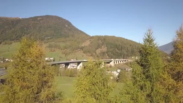 Αεροφωτογραφία Διαπολιτειακής Οδού Γέφυρα Ταχείας Κυκλοφορίας Στο Αγροτικό Περιβάλλον — Αρχείο Βίντεο