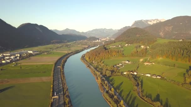Alps Dağlarındaki Büyük Nehrin Yakınındaki Hızlı Trafiği Taşıyan Otobanlar Arası — Stok video