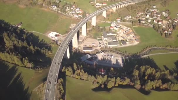 Widok Lotu Ptaka Autostrady Międzystanowej Most Szybkim Ruchem Środowisku Wiejskim — Wideo stockowe