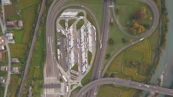 Vista Aérea Arriba Hacia Abajo Carretera Carretera Interestatal Con Tráfico — Vídeo de stock