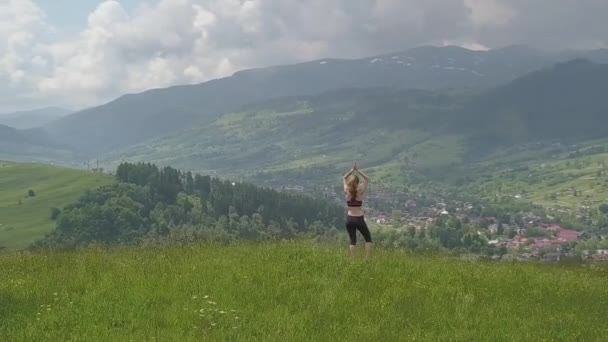 Ung Kvinna Njuter Bergsutsikt Sommardag Slappna Och Meditation Naturmiljö — Stockvideo