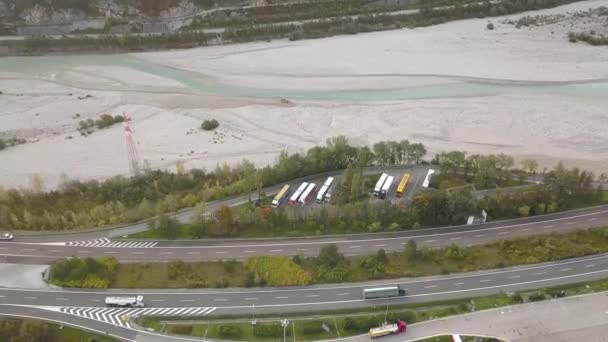 Otoban Yolunun Yukarıdan Aşağı Manzaralı Hızlı Giden Trafiği Park Yerini — Stok video