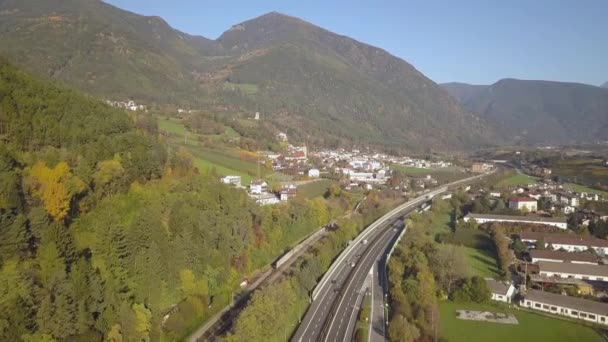 Widok Lotu Ptaka Autostradę Międzystanową Austriackich Alpach Szybkim Ruchem Zielonym — Wideo stockowe