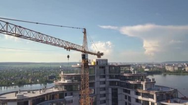 Vinç kulesinin ve inşaat halindeki konut binasının havadan görüntüsü.