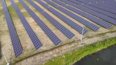 Güneş enerjisi santralinin havadan görüntüsü. Temiz ekolojik enerji üretmek için elektrik panelleri.