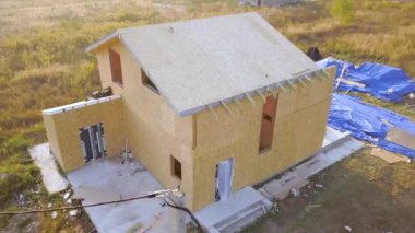 Yeni ve modern modüler evin inşaatı. İçinde köpük yalıtım malzemesi olan kompozit ahşap panellerden yapılmış duvarlar. Yeni enerji tasarruflu ev kavramı oluşturuluyor.