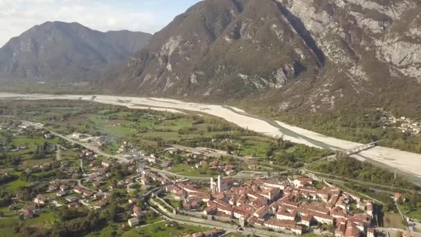 Luftaufnahme Einer Kleinen Historischen Stadt Venzone Norditalien Mit Roten Ziegeldächern — Stockvideo
