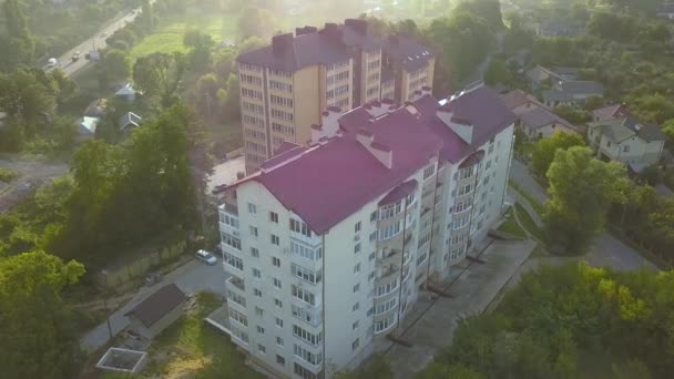 Luftaufnahme Eines Mehrstöckigen Wohnhauses Grüner Wohngegend — Stockvideo