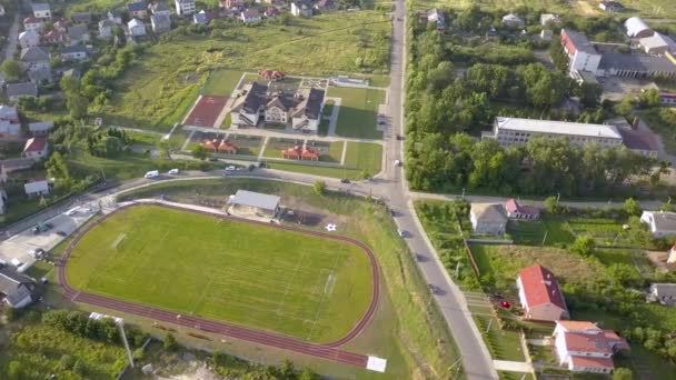 Letecký Pohled Fotbalové Hřiště Stadionu Pokrytém Zelenou Trávou Venkovské Městské — Stock video