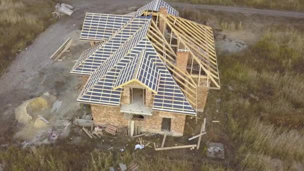 Luftaufnahme eines im Bau befindlichen Hauses. Rohbau mit Holzrahmen für Dach.