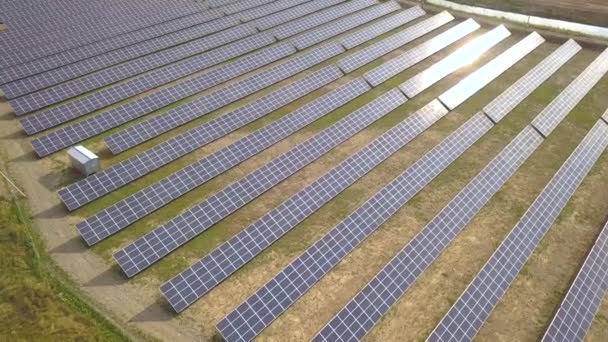 太阳能发电厂的空中景观 生产清洁生态能源的电板 — 图库视频影像