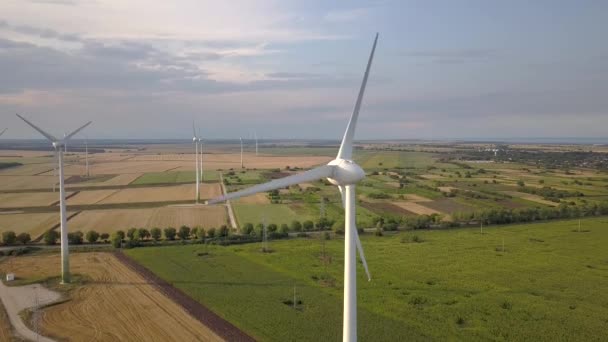 清潔な生態系電気を生成するフィールドにおける風力タービン発電機の空中ビュー — ストック動画
