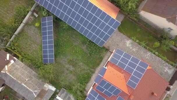 Вид Повітря Приватний Будинок Сонячними Панелями Даху Фотовольтаїчна Система Відновлюваних — стокове відео