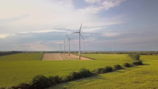生产清洁生态电力的地面风力涡轮机的航拍 — 图库视频影像