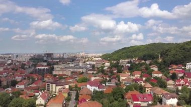 Romanya 'nın Transilvanya kentinde yer alan Brasov kentinin havadan görünüşü. Büyük Karpat dağlarıyla çevrili eski mimari yoğun yeşil ormanlarla kaplı..