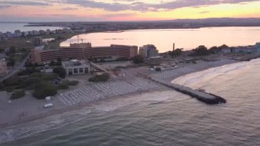 Gün batımında Karadeniz kıyısında yer alan Pomorie şehrinin hava manzarası. Birçok otel binası ve turistik altyapısı olan en iyi kumsal manzarası.