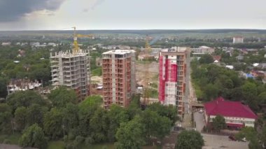 Vinç kulesinin ve inşaat halindeki konut binasının havadan görüntüsü.