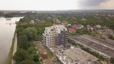 Vinç kulesinin ve inşaat halindeki konut binasının havadan görüntüsü.