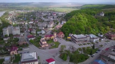 Ukrayna 'nın İvano-Frankivsk bölgesindeki eski Ukrayna başkenti Halych' in hava manzarası.