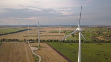Rüzgar türbini jeneratörlerinin temiz ekolojik elektrik üreten hava görüntüsü.